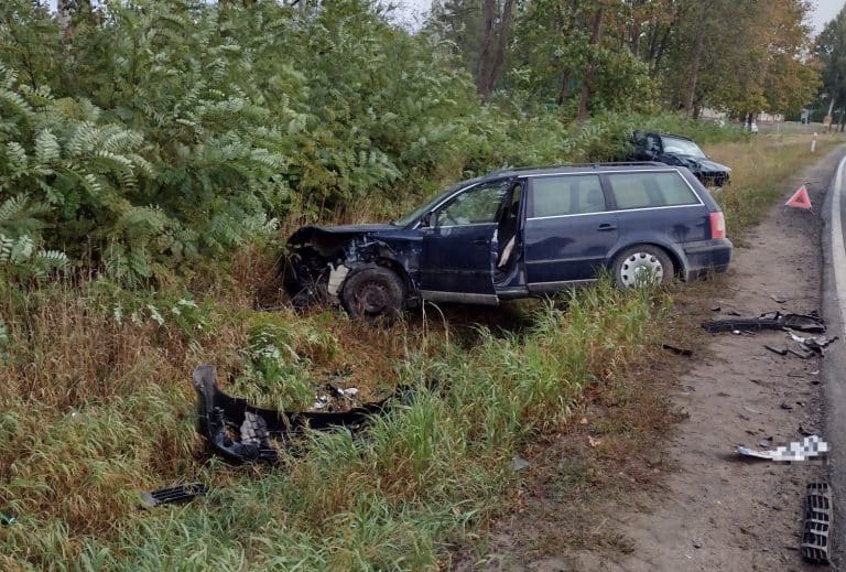Audi uderzyło w cysternę i Volkswagena. Dwie osoby ranne