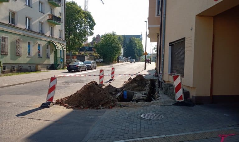 Niewłaściwe oznakowanie rob&oacute;t drogowych zagraża bezpieczeństwu pieszych