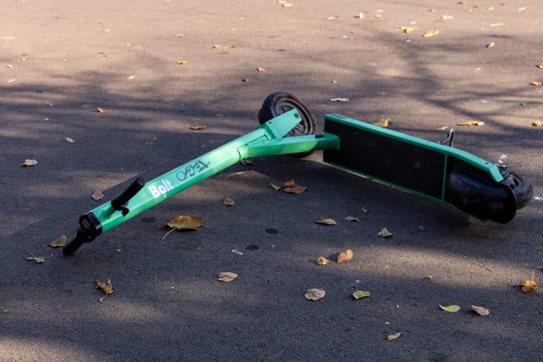 Wypadek na ul. Żołnierskiej: ranne dwie nastolatki jadące na hulajnodze