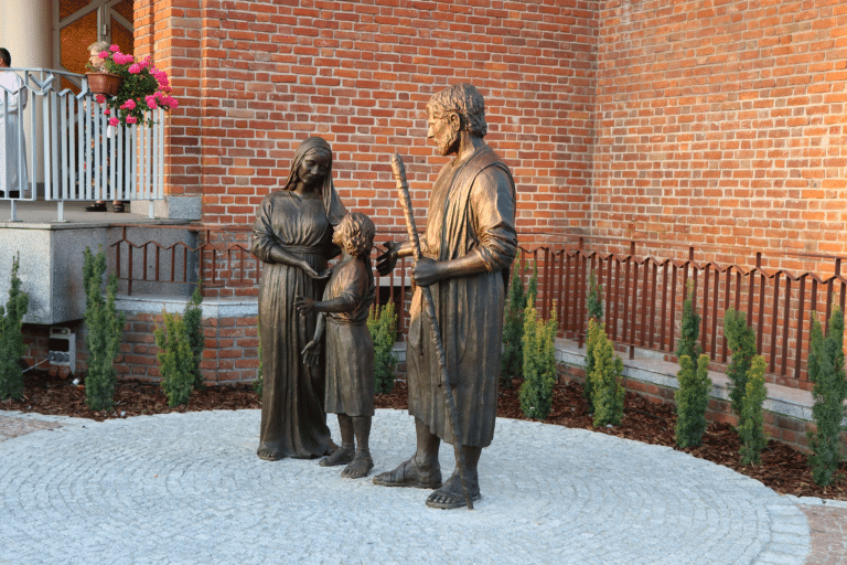 Metropolita warmiński poświęcił figurę Świętej Rodziny w Olsztynie