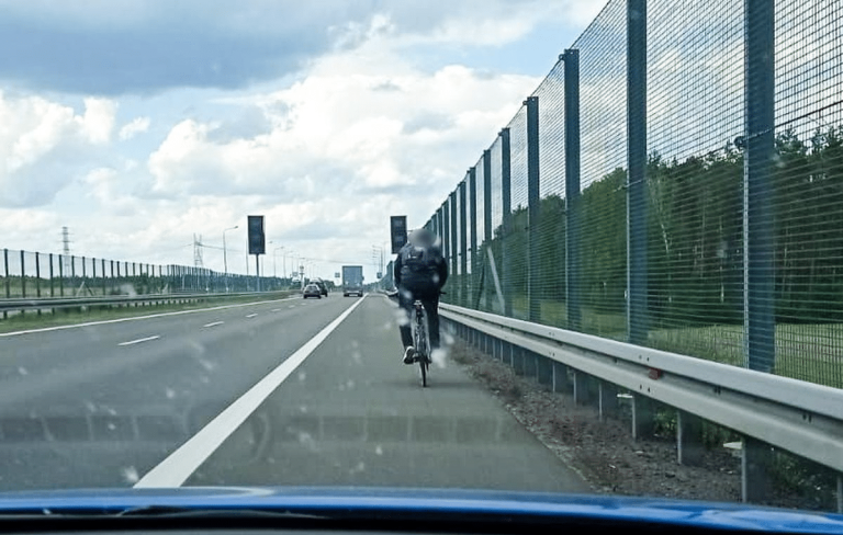 Czyżby rowerzysta testował nową ścieżkę rowerową na drodze ekspresowej?