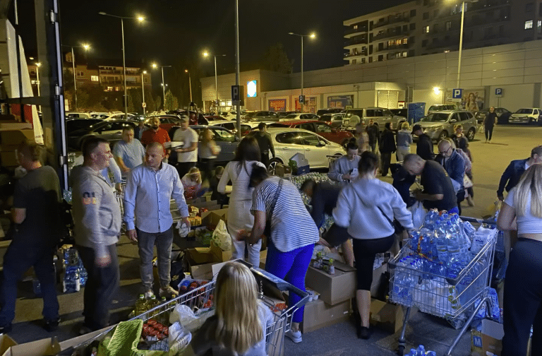 Zbi&oacute;rka dla powodzian. Mieszkańcy Olsztyna pakowali dary do p&oacute;źnej nocy