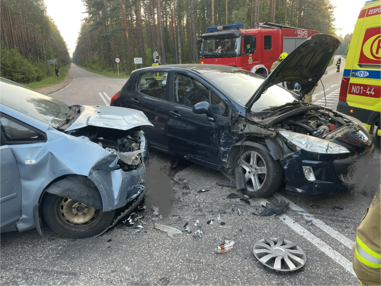 Zderzenie czołowe dwóch aut. Dwie młode kobiety trafiły do szpitala