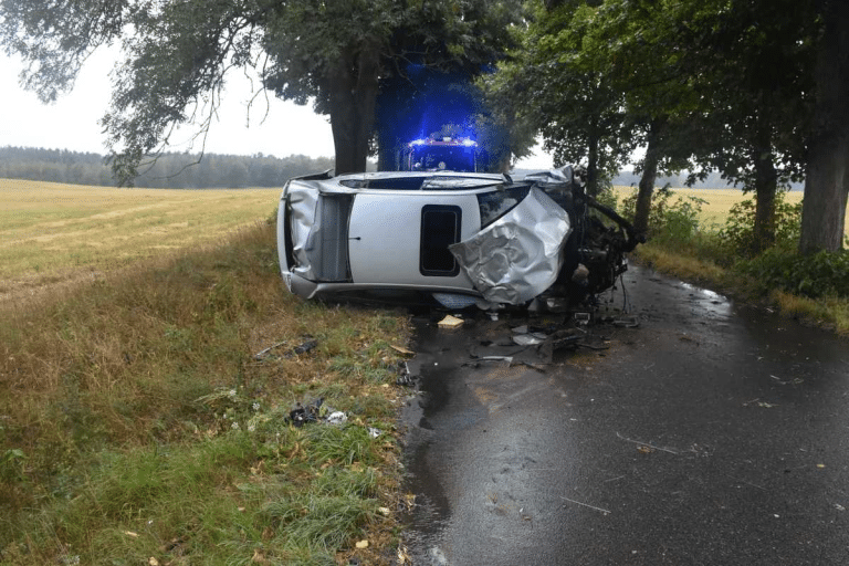 Pijany rajd młodego kierowcy kończy się na drzewie