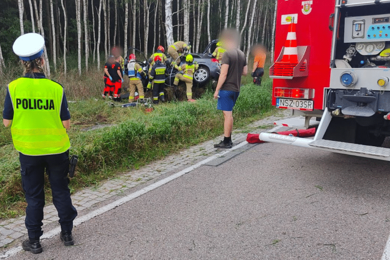 Kierowca Audi stracił panowanie i uderzył w drzewo. Nie przeżył