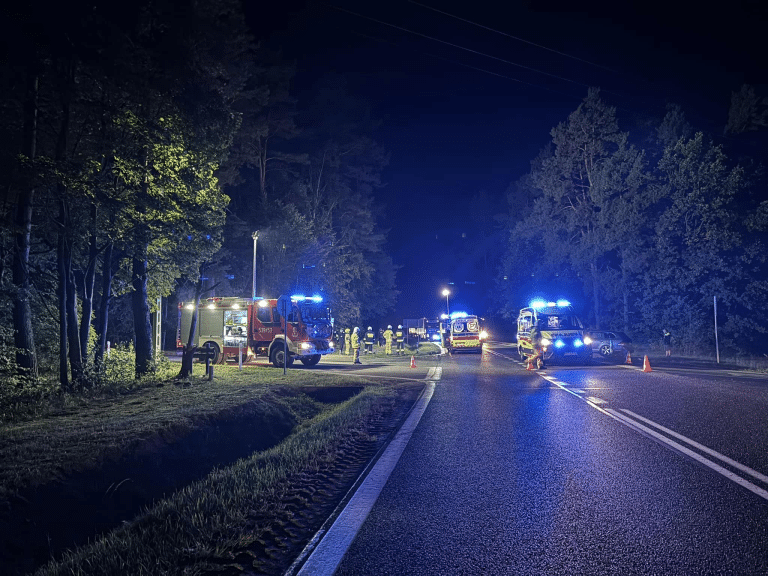 Akcja ratunkowa na DK16. Trzy osoby trafiły do szpitala po zderzeniu Audi i Volkswagena