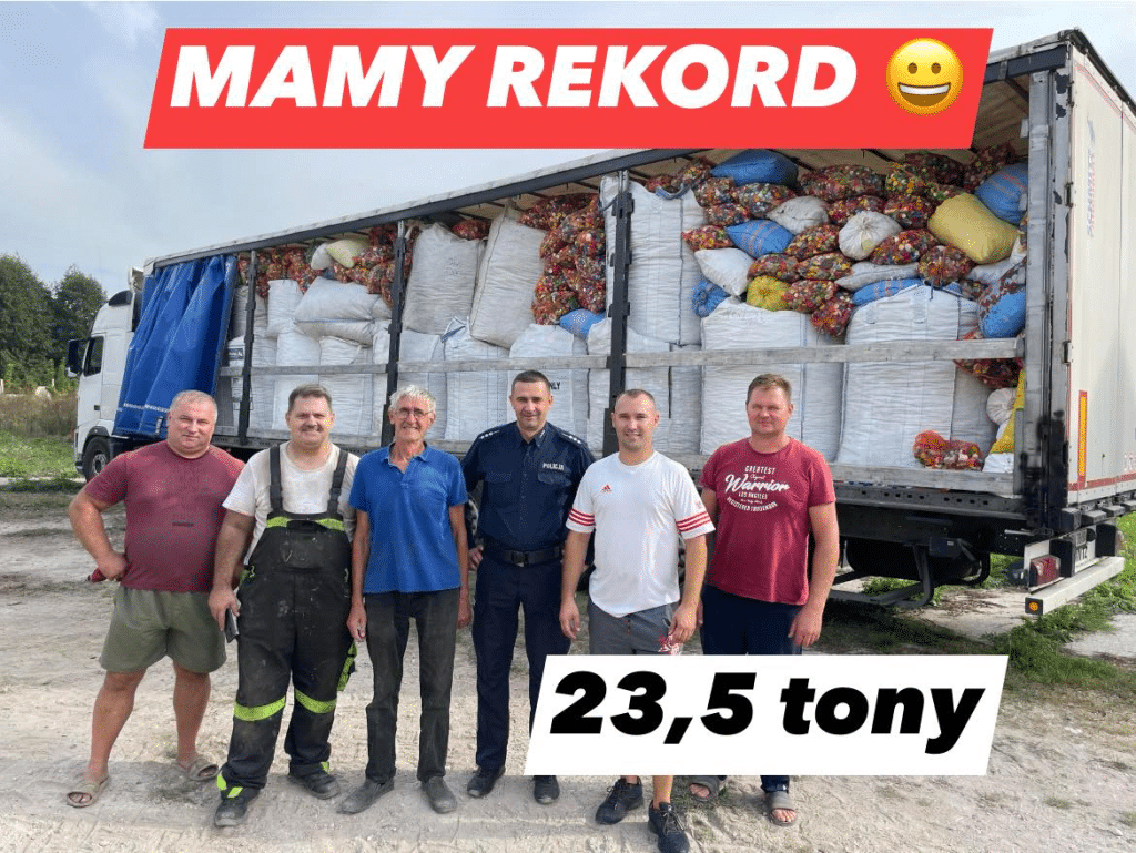 Rekordowa zbiórka nakrętek – dzielnicowy zebrał 23,5 tony! Teraz zbiera kasztany pomoc Pisz, Wiadomości, zShowcase