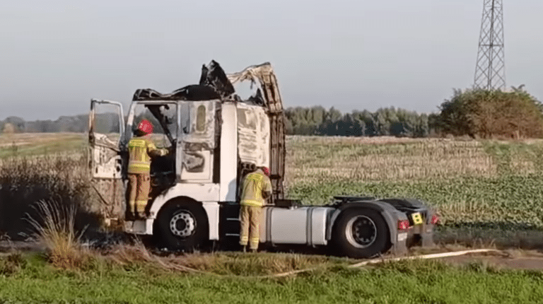 Ciężarówka w trakcie jazdy stanęła w płomieniach