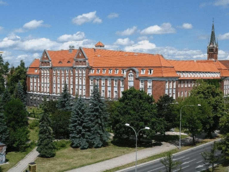 Zabytkowy gmach Urzędu Marszałkowskiego w Olsztynie przechodzi renowację