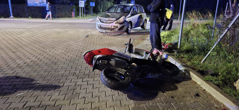 Zderzenie skutera z samochodem &ndash; poszkodowany trafił do szpitala