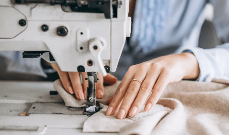 Jak wygląda produkcja odzieży damskiej: od pomysłu do gotowego produktu