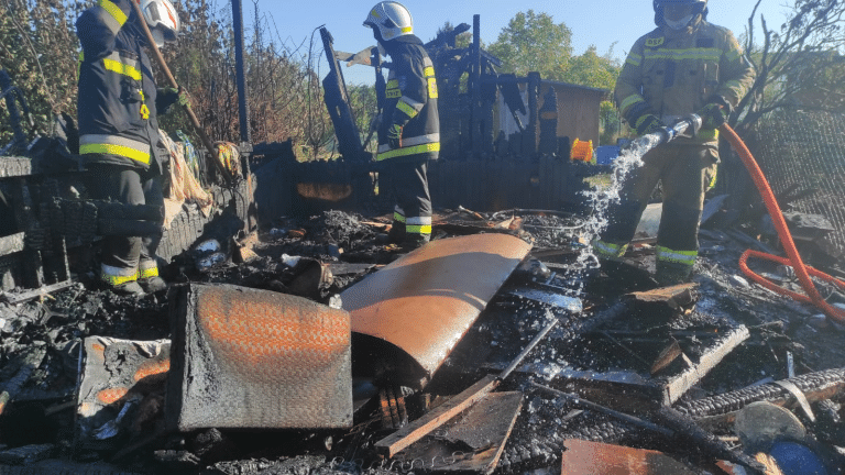 Policjanci gasili płonącego mężczyznę własnymi mundurami