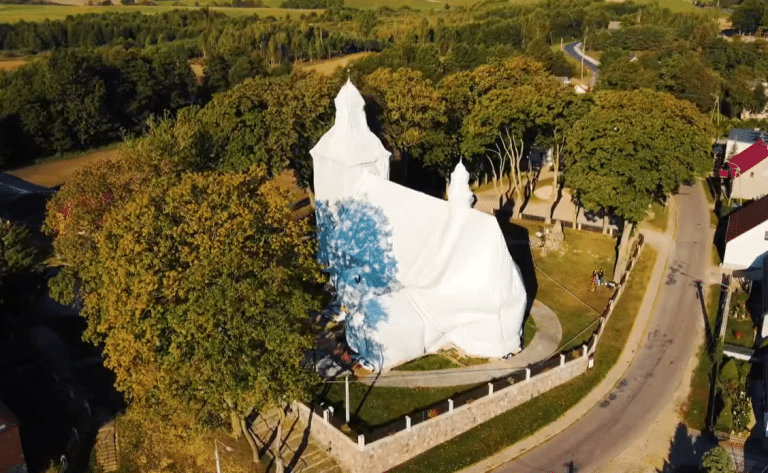 Zafoliowany zabytek. Zaskakujący widok – o co chodzi?