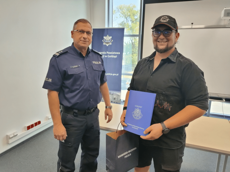 Znaleźli znaczną sumę pieniędzy i oddali ją na policję