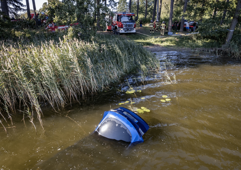Tesla na głębokiej wodzie &ndash; jak auto elektryczne znalazło się w jeziorze?
