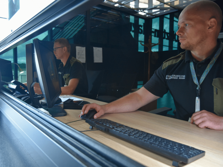 Kolejny przestępca wpadł na lotnisku w Szymanach. Przyleciał z Londynu