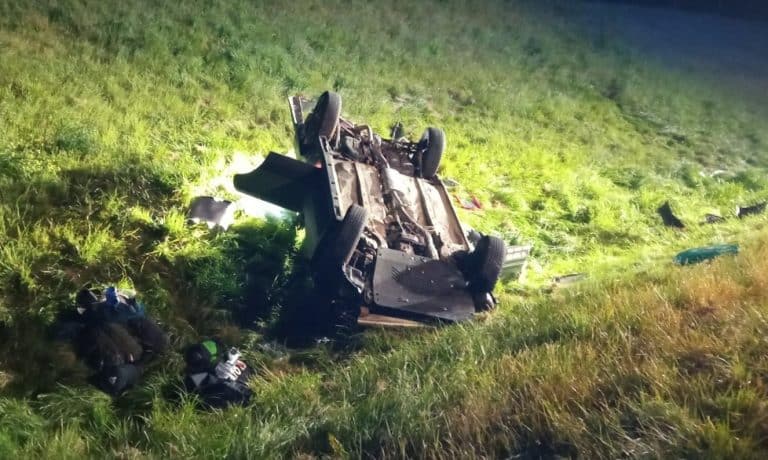 Nocny wypadek na S7: samochód w rowie, dwie osoby ranne