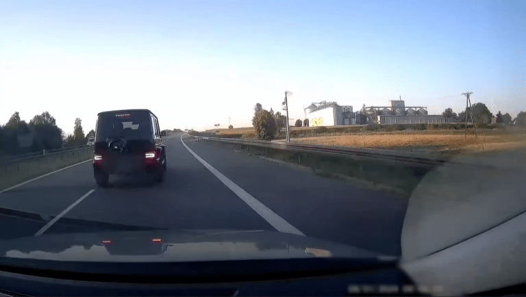 Powt&oacute;rka z &bdquo;agresji drogowej na S7&rdquo;? Kierowca mercedesa zajeżdżał drogę i hamował