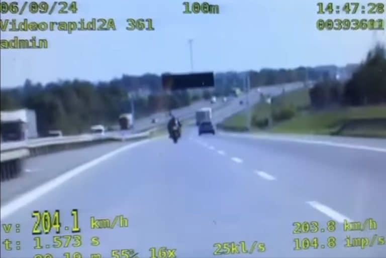 Motocyklista pędził ponad 200 km/h na drodze S7