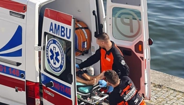 Akcja ratunkowa na jeziorze Niegocin: mężczyzna spadł ze skutera wodnego