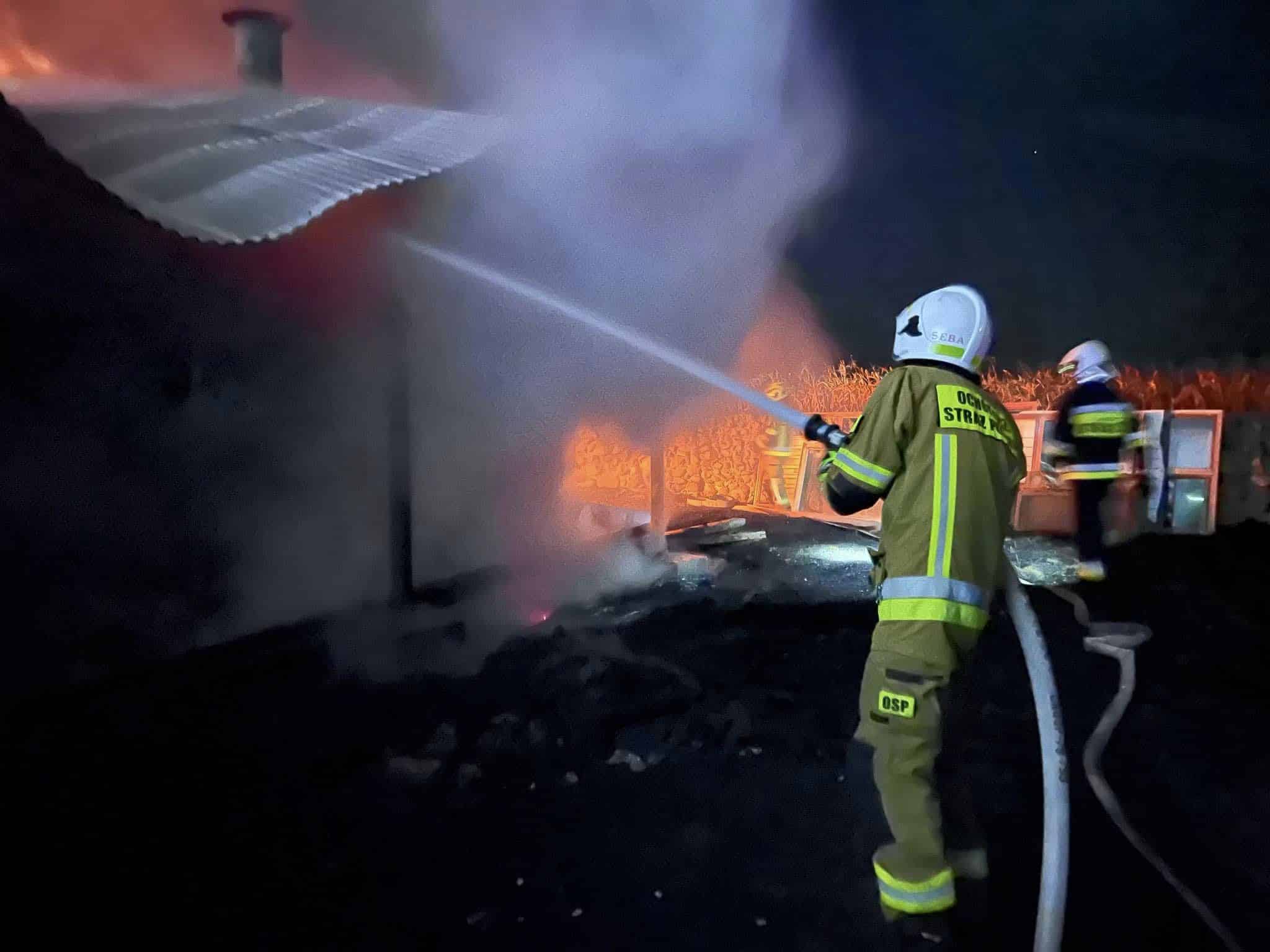 Wielkie płomienie i zawalona konstrukcja — pożar zakładu w powiecie szczycieńskim straż pożarna Olsztyn, Wiadomości