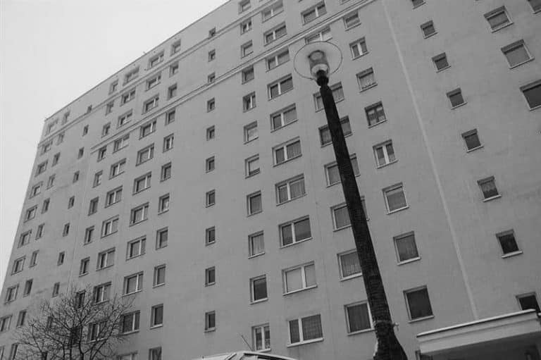 Młody mężczyzna wyskoczył z wieżowca