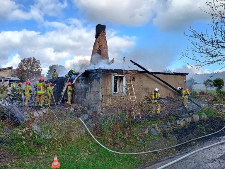 Ogień w powiecie olsztyńskim: dom w ruinie