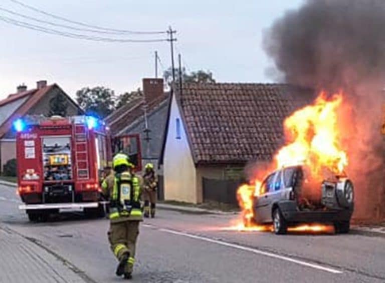 O krok od katastrofy! Samoch&oacute;d z instalacją LPG stanął w płomieniach