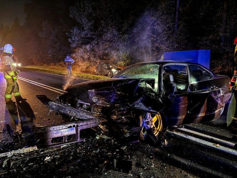 Kierująca citroenem ranna po czołowym zderzeniu z BMW pod Ełkiem