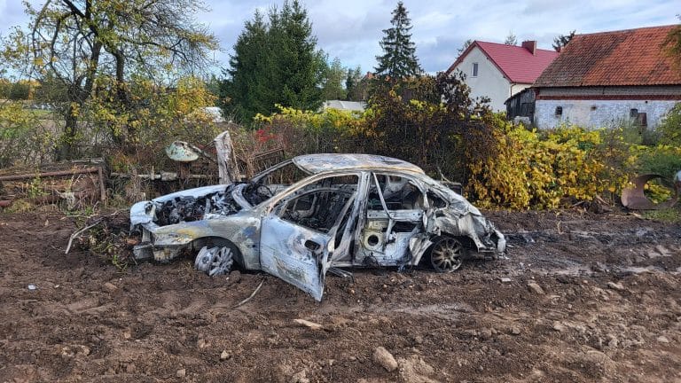 Strażacy z powiatu giżyckiego opanowali pożar wrak&oacute;w samochod&oacute;w i śmieci