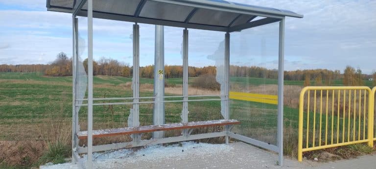 Seria akt&oacute;w wandalizmu w gminie Dywity: kto stoi za zniszczeniem przystank&oacute;w?
