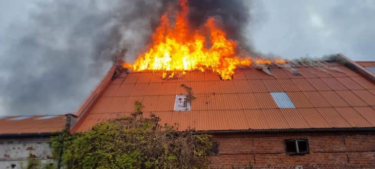 Pożar w dawnej stadninie koni w Januszewie