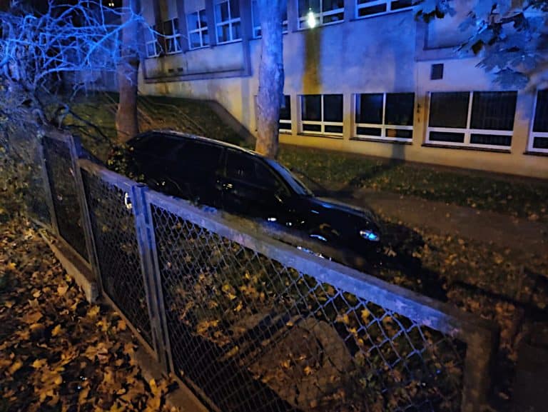 18-latek zasnął za kierownicą i wjechał w ogrodzenie szkoły