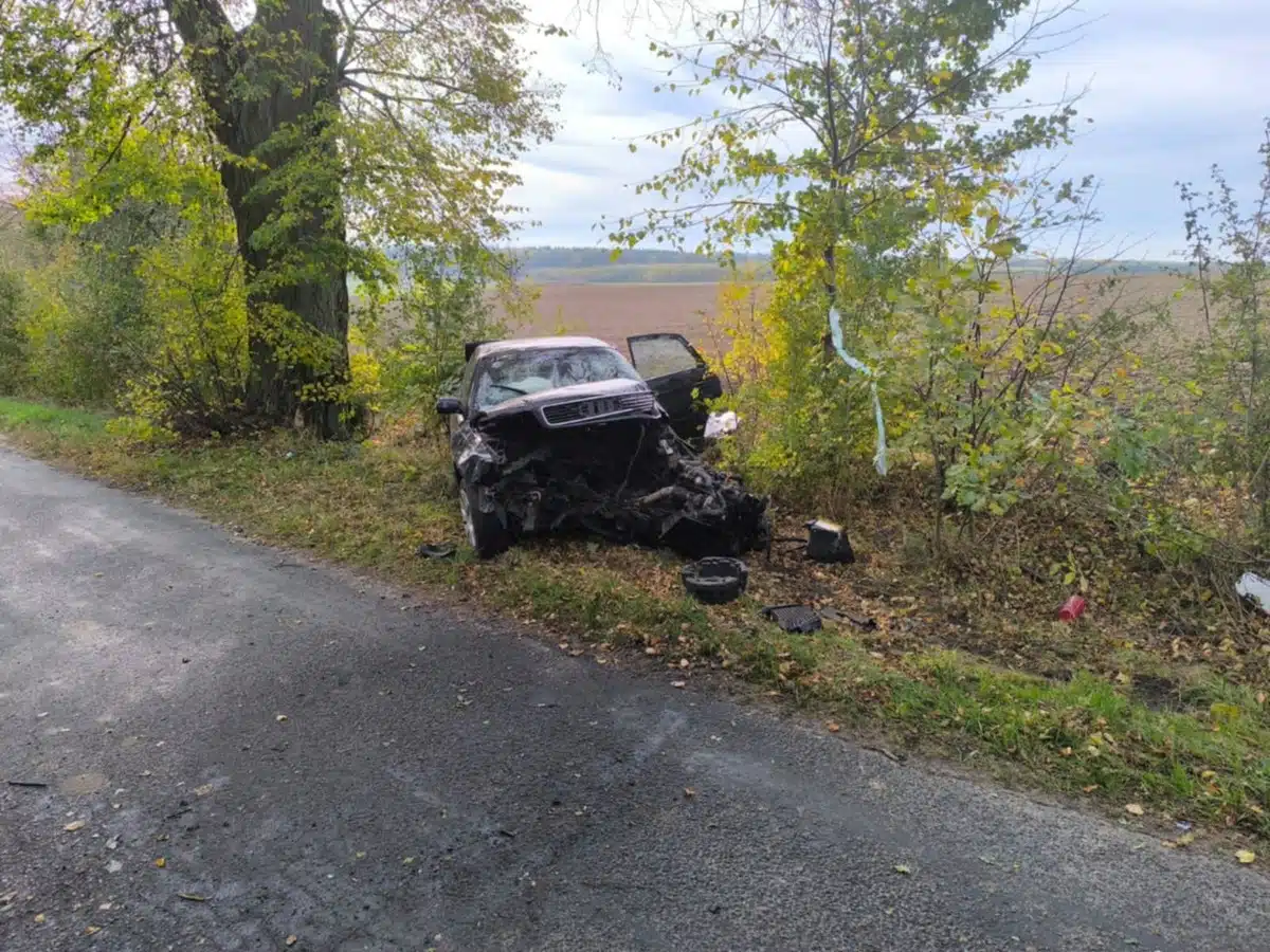 Zniszczony samochód przy drodze po wypadku.