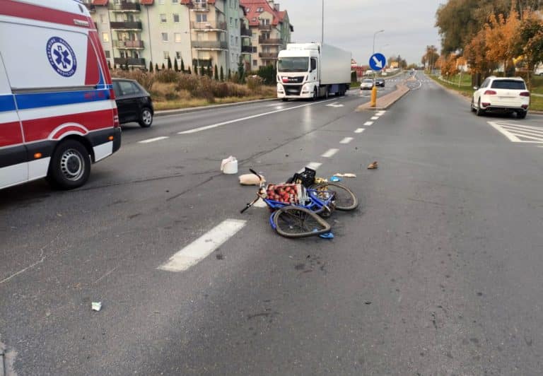 82-latka wjechała rowerem wprost pod przejeżdżający samochód