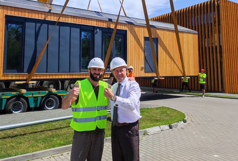 Mamed Chalidow zmienił branżę? Przeni&oacute;sł dom do Szwecji i promuje ekologiczne budownictwo