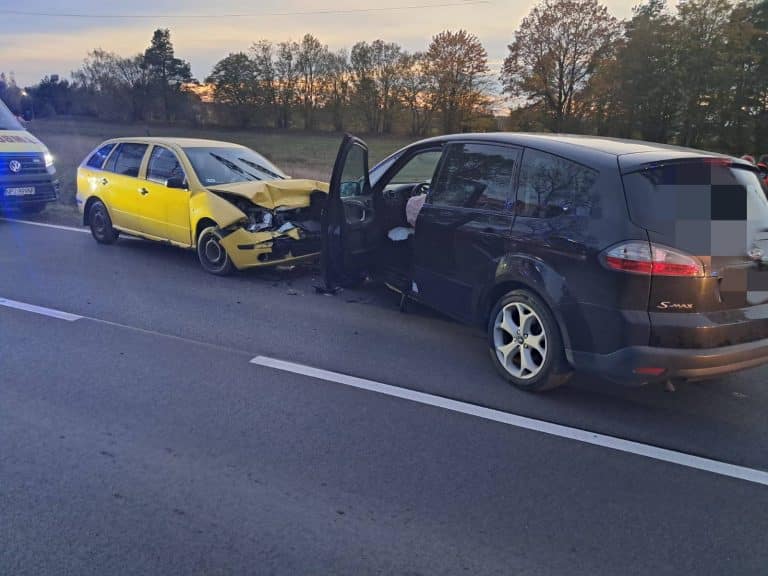 Czołowe zderzenie na DK59. Kobieta z dziećmi trafiła do szpitala