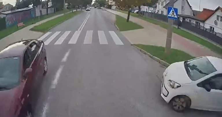 Autobus komunikacji miejskiej zderzył się z volkswagenem, którym kierował 24-latek