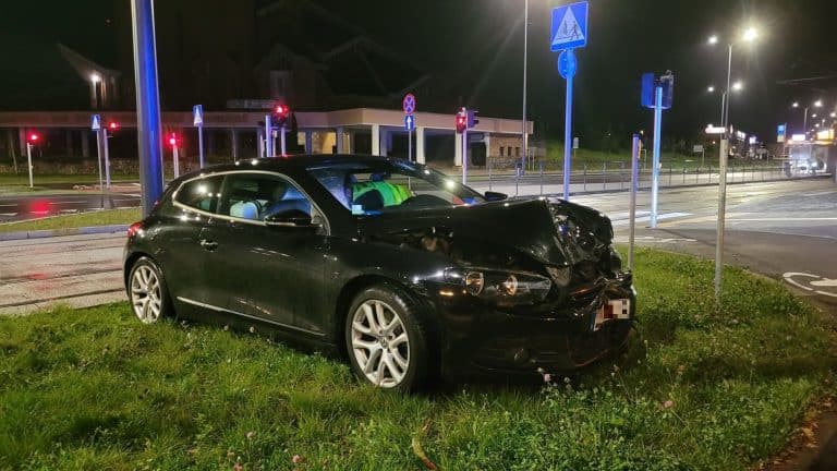 Samoch&oacute;d na niemieckich tablicach wjechał z impetem na torowisko &ndash; tramwaje stanęły