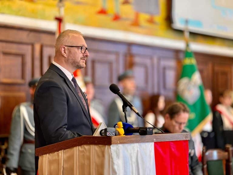 Dwie uczennice z poczt&oacute;w sztandarowych zasłabły. Na ratunek rzucił się Wojewoda