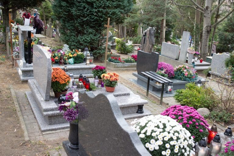 Wszystkich Świętych w Olsztynie. Zmiany w ruchu i dodatkowe połączenia na cmentarze