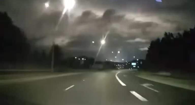 Tajemniczy rozbłysk nad Olsztynem: świadkowie opisują niezwykłe zjawiska i zakł&oacute;cenia