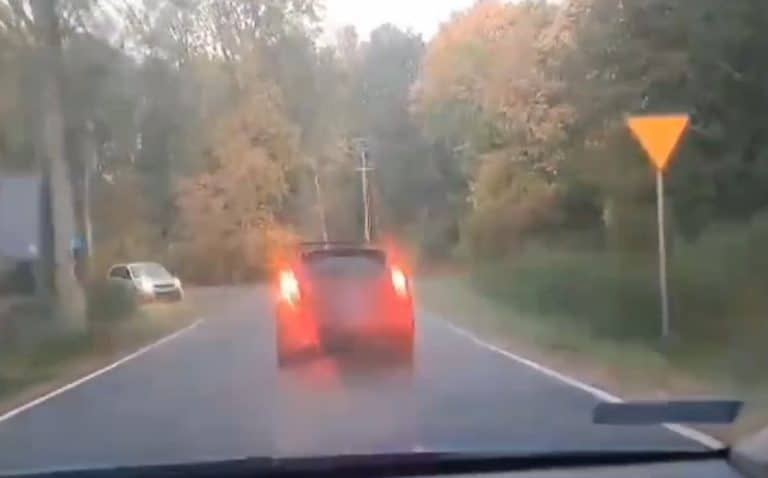 Pościg za 33-latkiem: uciekając wjechał autem w policjanta