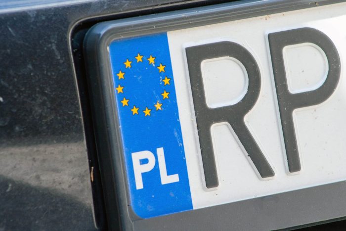 Tablica rejestracyjna samochodu z oznaczeniem Polski.
