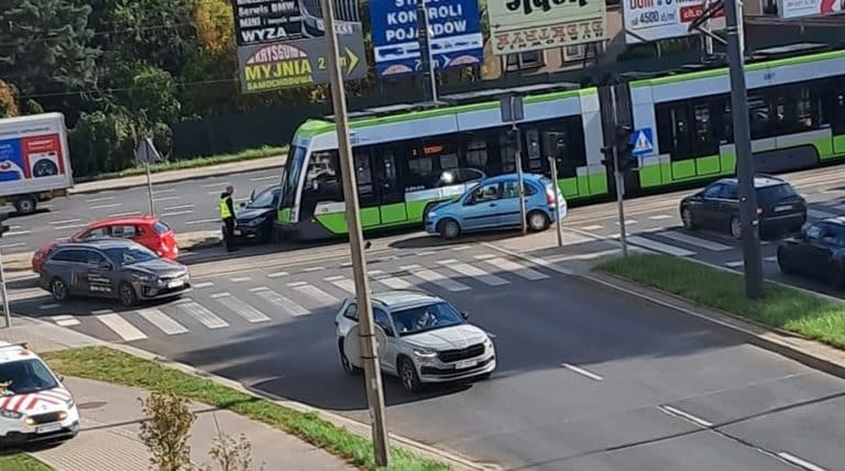 Kolejna kolizja osob&oacute;wki z tramwajem