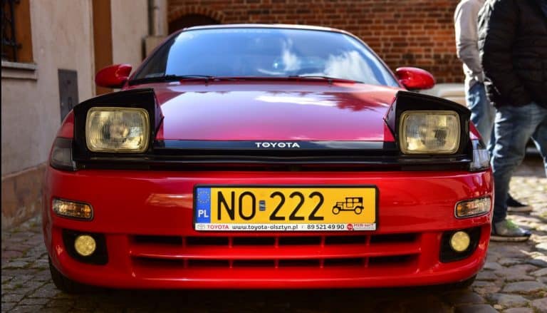 Klasyka motoryzacji w towarzystwie sztuki &mdash; na Starym Mieście odbył się pokaz zabytkowych aut