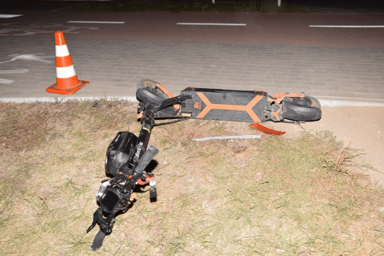 Chłopcy jadący hulajnogą zostali potrąceni przez samochód dostawczy