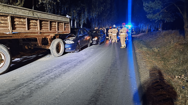 Wypadek z udziałem ciągnika i dwóch aut osobowych