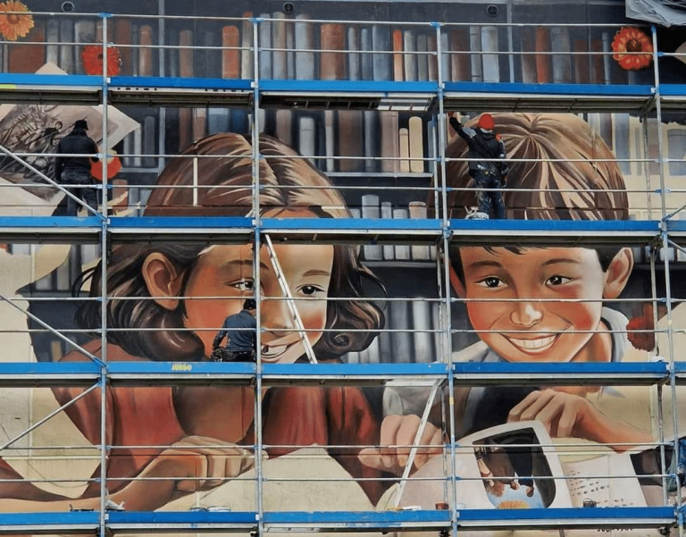Wyjątkowy mural na szkolnej ścianie zachwyca rozmachem