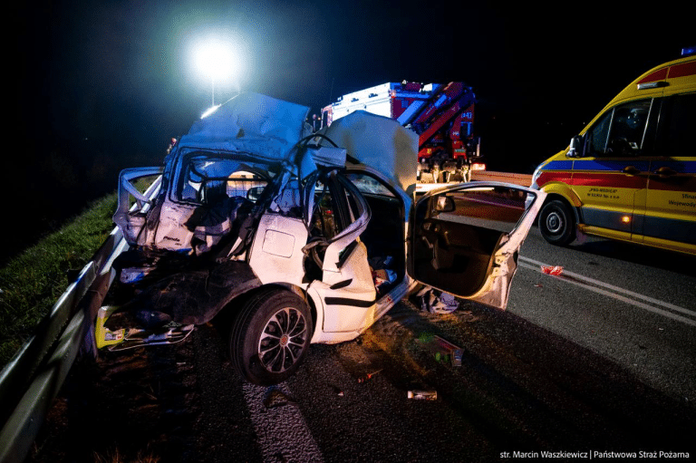 Ciężarówka wjechała w samochód osobowy stojący na obwodnicy